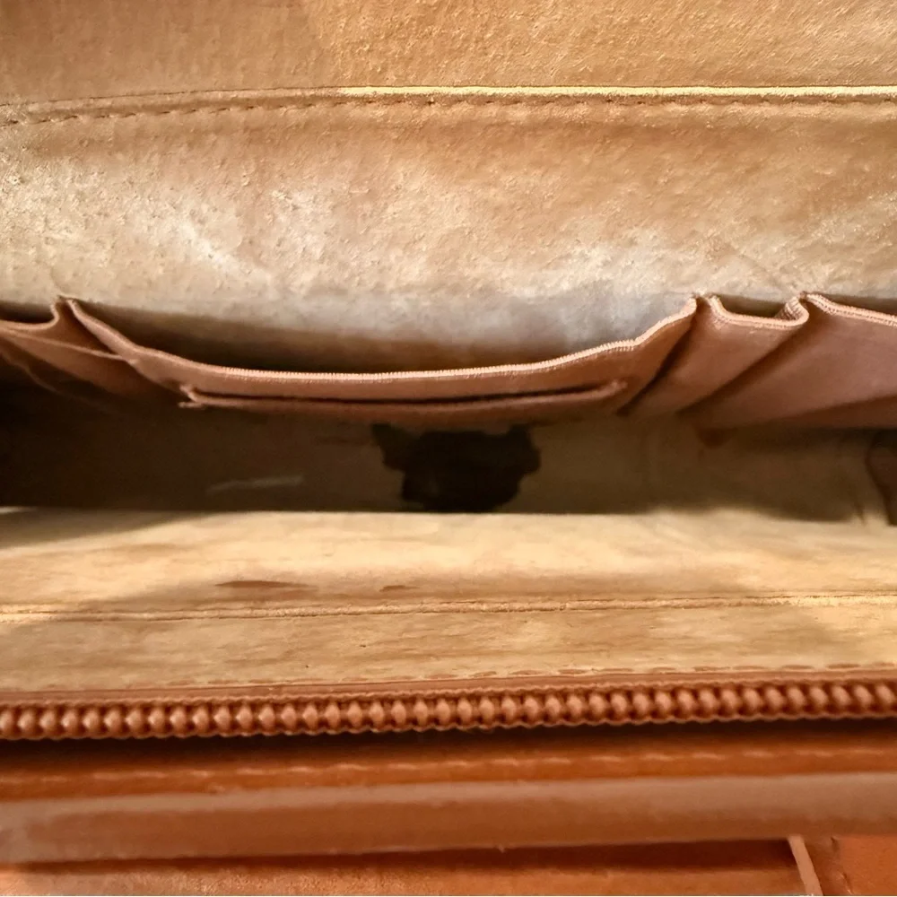 Sleek Tan Leather Briefcase with Detachable Shoulder Strap